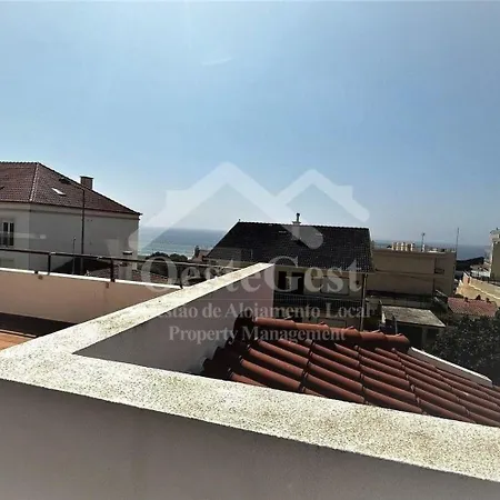 Weisser Balkone Praia da Lourinha